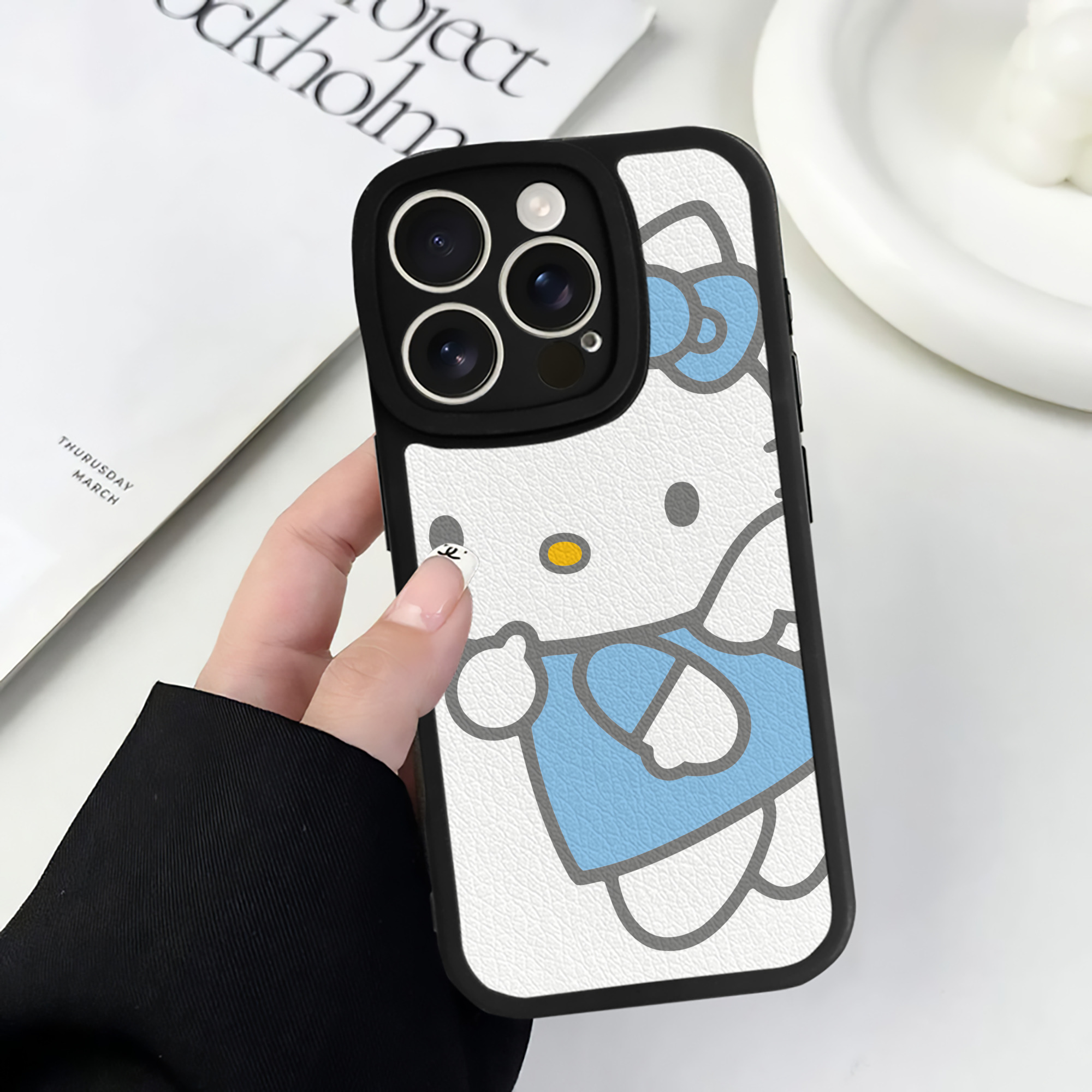 （画像用） Hello Kitty ハローキティ 【iPhone 16シリーズ対応】シリコンスマホケース（レザー調） 材質：シリコン